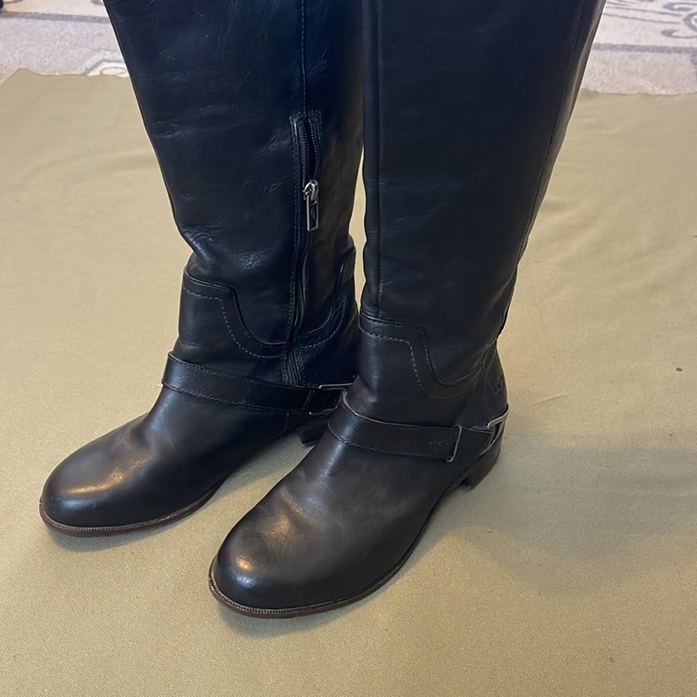 UGG AUSTRALIA 💯 % Leather Black color KNEE -High Boots size 6”